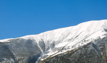 Circuit Liban : montagnes enneigées sous un ciel bleu au Liban