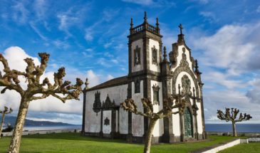 Archipel des Açores monument touristique au charme colonial et aux dimensions modestes, Ce monument se trouve face à la mer. Un paysage naturel de São Miguel