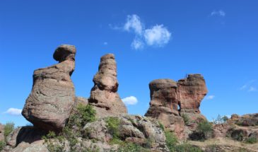 Randonnée Bulgarie: des randonneurs admirant la vue du paysage lors d'un voyage culturel