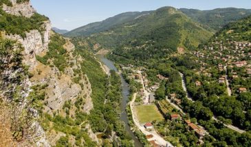 visite en rando et balnéo en Bulgarie. Une vue magnifique sur le paysage s'offre à vous