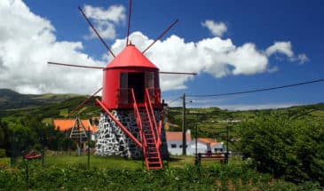 Petit moulin rouge et en brique à Sao Jorge