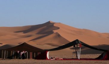 Bivouac dans le désert marocain et ses grandes dunes.