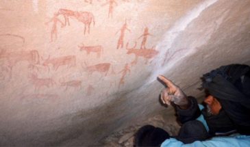 Randonnée guidée dans une grotte algérienne à la découverte de l'art ancien: des fresques sur le mur