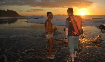 Tourisme à Madagascar: Un homme avec un touriste au bord de l'eau