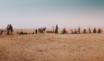 Campement de touristes en randonnée dans le désert de Méharée en Égypte