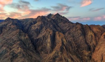 Paysage Égypte: une vue au-delà des montagnes lors d'une randonnée sur le mont Sinaï