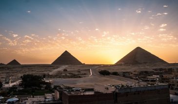 Une vue sur les pyramides au cours d"un couchée de soleil à Louxor en Egypte