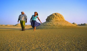 Randonnée avec un guide à pieds en famille dans le désert en Egypte