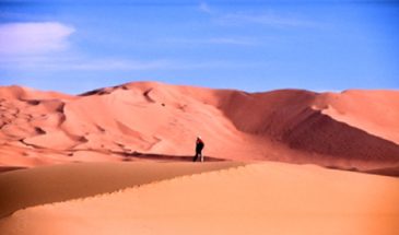 Touriste en randonnée à pieds dans le Tassili du Hoggar dans le Nord-Est de l'Algérie