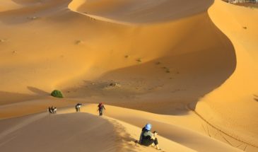 Touristes sur des dunes de sable de l'Erg Ouarane