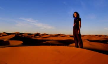 Touriste dans le désert marocain