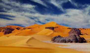 " Randonnée d'un groupe de touristes dans le désert Sahara en Algérie: entre sable et rochers du Nord-Ouest"