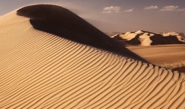 Randonnée et découverte du paysage dans le Sahara dans le Nord-est de l'Égypte