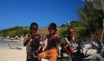 Séjour à Madagascar: des enfants au bord de la plage