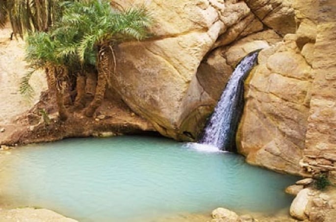 Source d'eau chaude dans un lieu désertique en Tunisie.