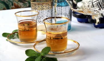Thé marocain dans deux verres à thé.