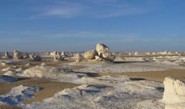 Randonnée et Trek dans le désert blanc au milieu des rochers blancs en Egypte