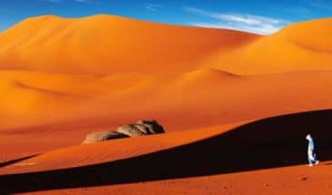 Une vue sur un gros rocher dans le sable du désert Tassili dans le Hoggar au Nord lors d'un Trek à Illizi