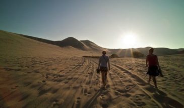 Touristes en randonnée dans le Sahara.