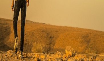 Touriste en randonnée à pieds dans le désert de Ghardaia Timimoun, l'oasis rouge