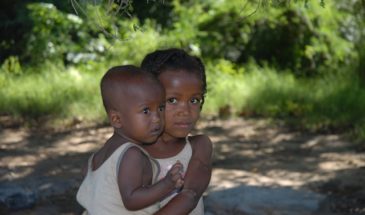 Trekking à Madagascar, une petite fille portant un enfant