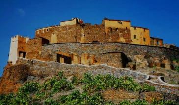 Village fortifié de maisons en pierre au Maroc.