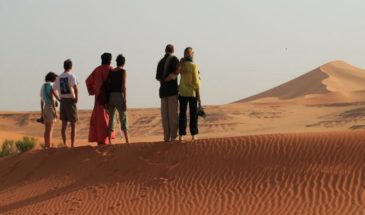 Randonnée et découverte en famille des déserts à terres rouges dans le Nord en Algérie