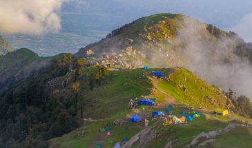Montagne Dharamsala : des touristes en train de camper au sommet de la montagne de Dharamsala.