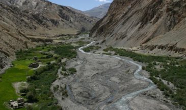 Vallée Rivière Ladakh : un paysage montagneux dans la vallée de Ladakh avec une rivière.