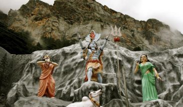 Voyage inde source Gange-Shiva : des statues ainsi que celle de Shiva, tiré d'une légende des dieux.