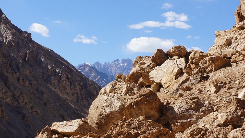 Trek de la Markha : les montagnes rocheuses, remarquables à cause de son paysage diffèrent.