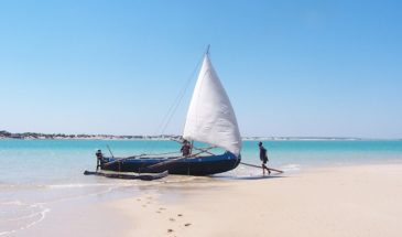 Archipel de Madagascar, croisière en pirogue sur la mer