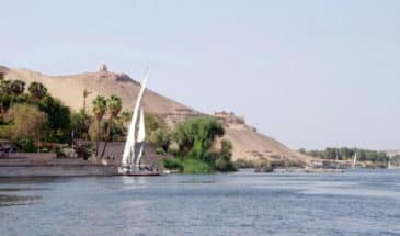 Nil en Feloupe, Balade en bateau sur le lac Nasser bordant un désert et les arbres.