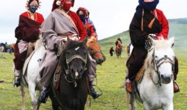 Circuit Minya : 4 personnes sur des chevaux, habillés en tenue chinoises sur une montagne.