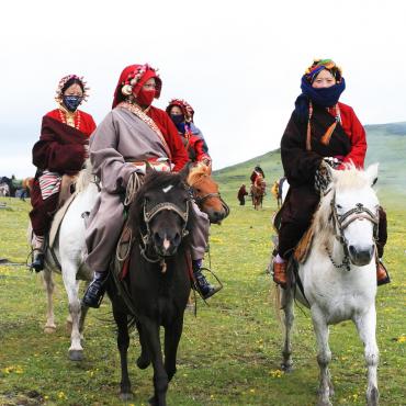 Circuit Minya : 4 personnes sur des chevaux, habillés en tenue chinoises sur une montagne.