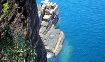 Découverte du Sri Lanka, il y a au bord de la falaise des rochers de pierre claire dans la mer.