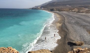 des randonneurs sur la plage d'Oman