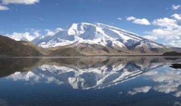 Mont enneigé de Shika : un ciel bleu et des reliefs montagneux enneigées, au bord d'un lac.