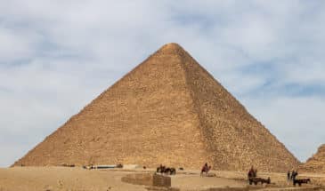 Paysage Egypte, randonnée d'un groupe de touristes au pied d'une Pyramide en Egypte