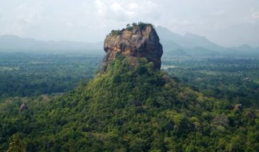 Randonnée au Sri Lanka, à la découverte de grand rocher, dans la magnifique nature.