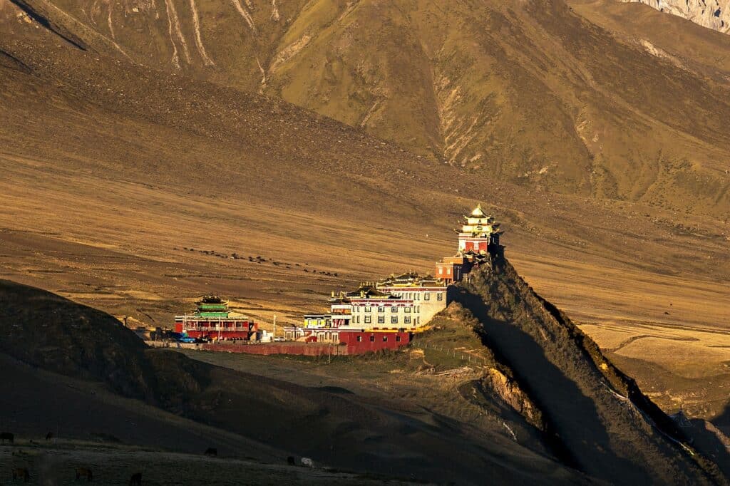 Randonnée Chine : un monastère tibétain, sur le Pic Sacré, des montagnes de sables.
