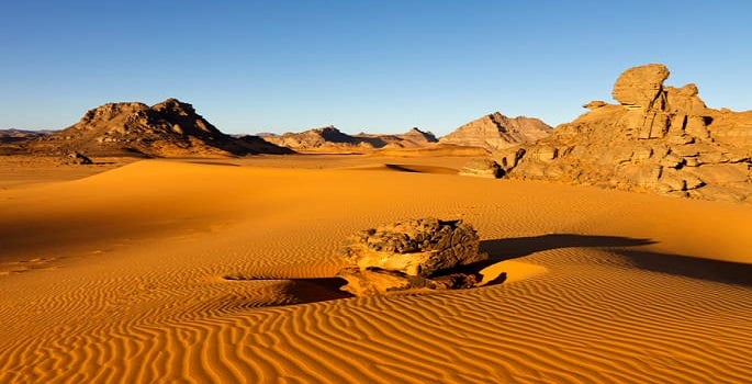 Voyage Hoggar Algérie : sable à perte de vue dans le désert du Sahara.
