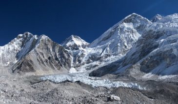 Séjour au Népal : il y a des chaînes de grande montagne qui est recouverte d'un voile blanc.