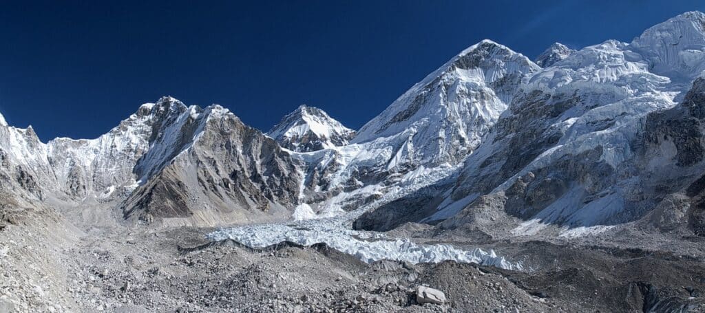 Séjour au Népal : il y a des chaînes de grande montagne qui est recouverte d'un voile blanc.