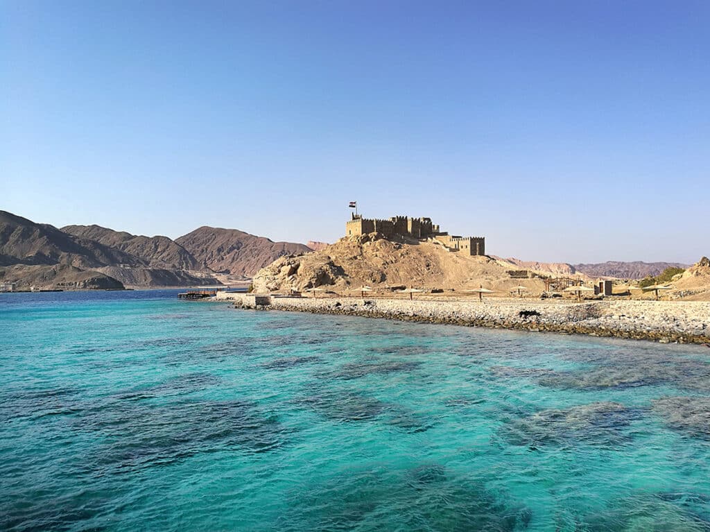 Séjour en Egypte, randonnée et découverte de la forteresse au bord du Nil en Egypte