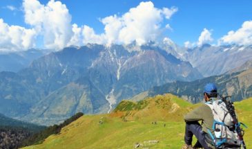 Séjour Himalaya : des randonneurs sur une montagne en Inde ainsi qu'un homme assis, observant le paysage.