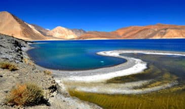 Séjour Ladakh : le lac de Ladakh, impressionnant par sa taille et sa couleur bleu et sa vallée.