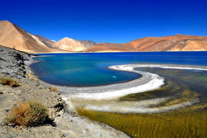 Séjour Ladakh : le lac de Ladakh, impressionnant par sa taille et sa couleur bleu et sa vallée.