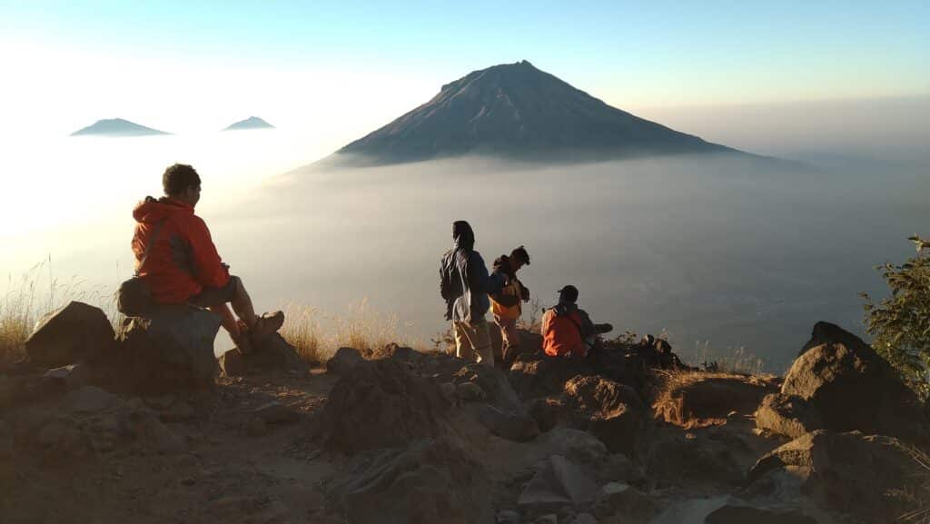 Séjour Sumatra : des jeunes randonneurs en train de contempler le paysage montagneux.