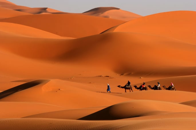 Tadrart Algérie : voyage en chameau dans le désert Tassili dans le Sud-Ouest Hoggar